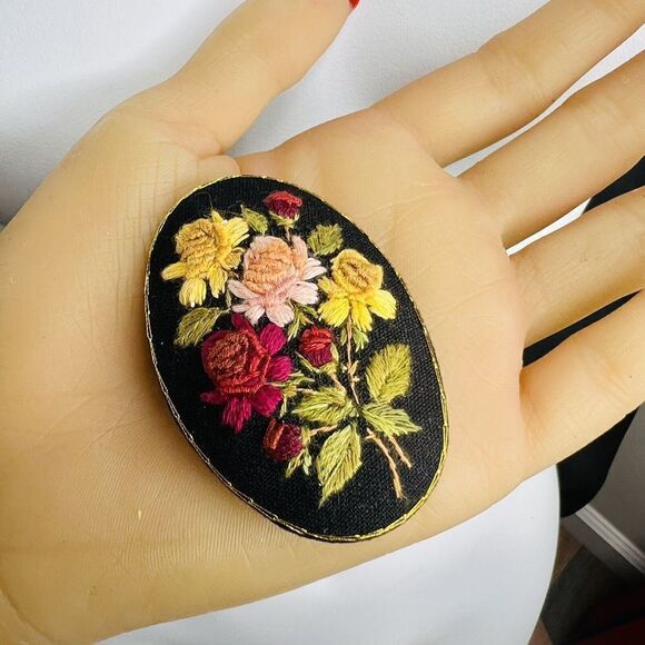 Vintage Handmade in Russia Needlepoint Crochet Embroidery Stitch Brooch Roses - Picture 7 of 14